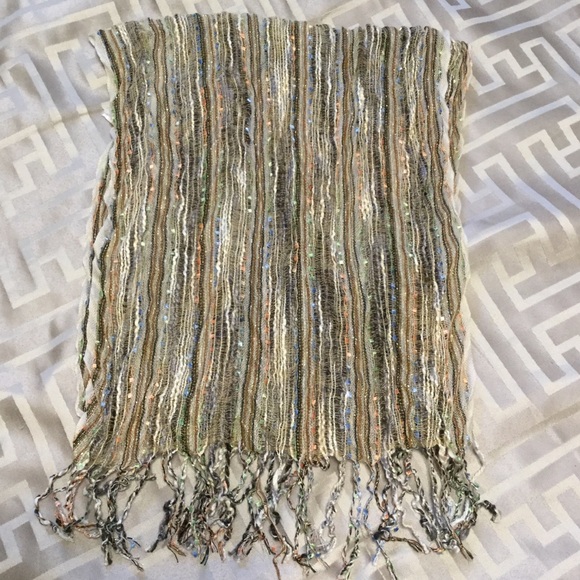 Neutral colored wrap scarf - Picture 3 of 4